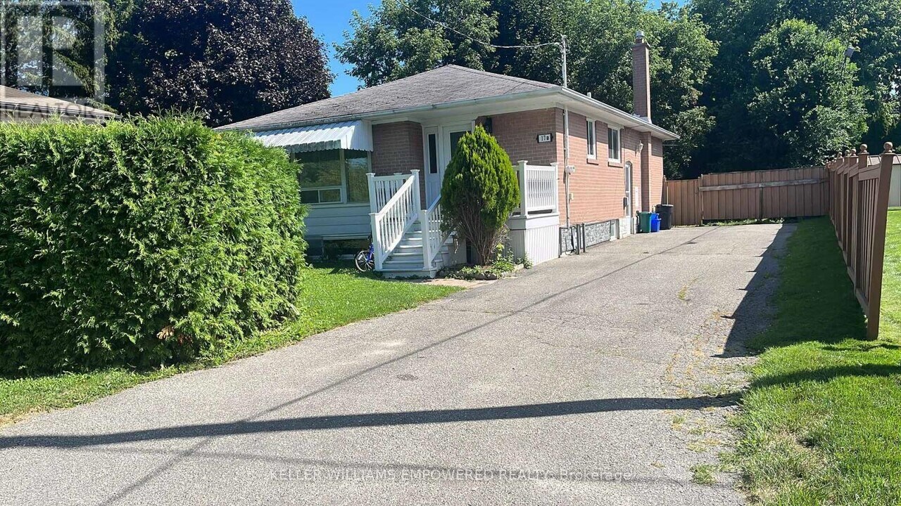 17 Collins Crescent in Aurora, ON - Building Photo
