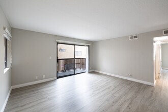 Chateau W6600 Apartment Homes in Van Nuys, CA - Building Photo - Building Photo