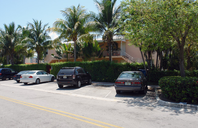 2200-2220 Calais Dr in Miami Beach, FL - Building Photo - Building Photo