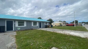 4520 67th St W in Bradenton, FL - Building Photo