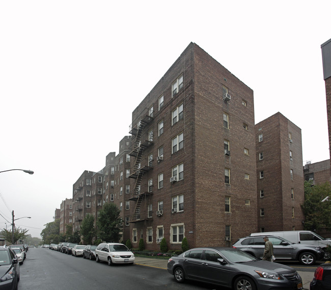 64-45 Booth St in Flushing, NY - Foto de edificio - Building Photo