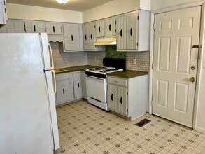 201 W Shelbourne Dr, Unit 2 in Normal, IL - Foto de edificio - Building Photo