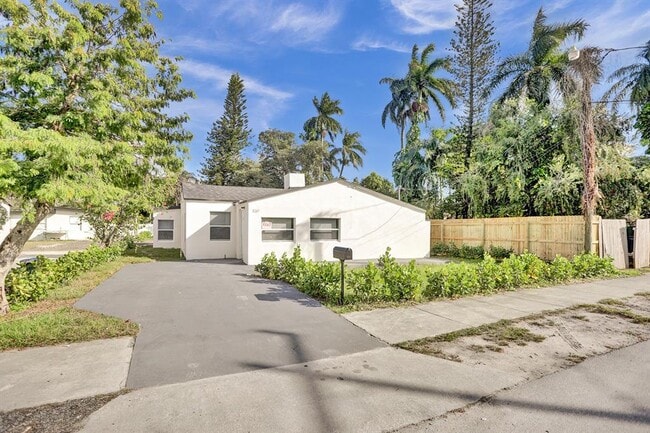 8265 NW 1st Pl in Miami, FL - Building Photo - Building Photo