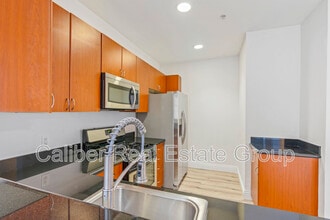 1801 E Katella Ave in Anaheim, CA - Foto de edificio - Building Photo