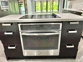 9331 NW 48th Doral Terrace in Doral, FL - Building Photo - Building Photo