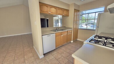 10708 Lanshire Dr in Austin, TX - Foto de edificio - Building Photo