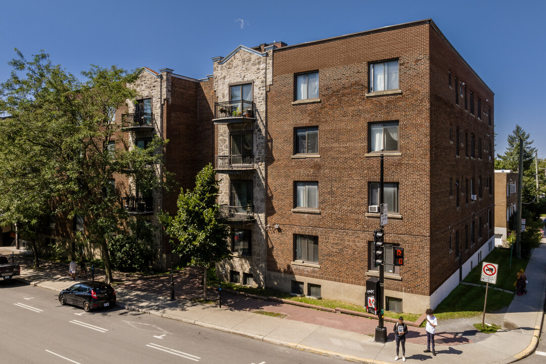 4935 Queen-Mary Ch in Montréal, QC - Building Photo