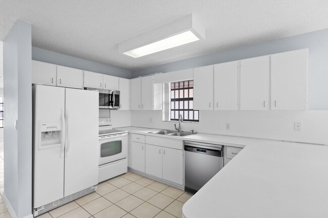 13892 SW 25th Terrace in Miami, FL - Building Photo - Building Photo