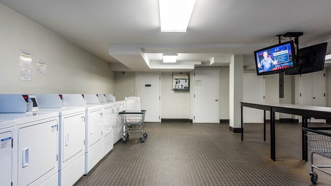 16-25-25 Putnam Ave, Unit 5f in Queens, NY - Building Photo - Building Photo