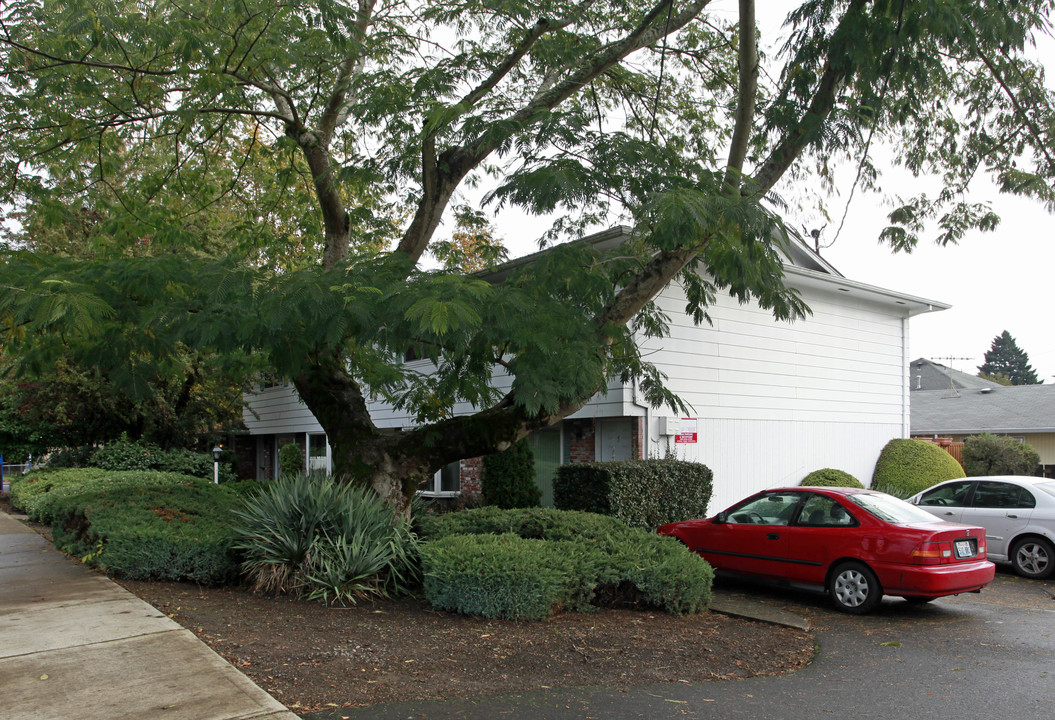 Tiffany Manor in Milwaukie, OR - Building Photo