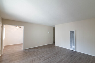 8112 - Applewood Apartments in Riverside, CA - Building Photo - Building Photo