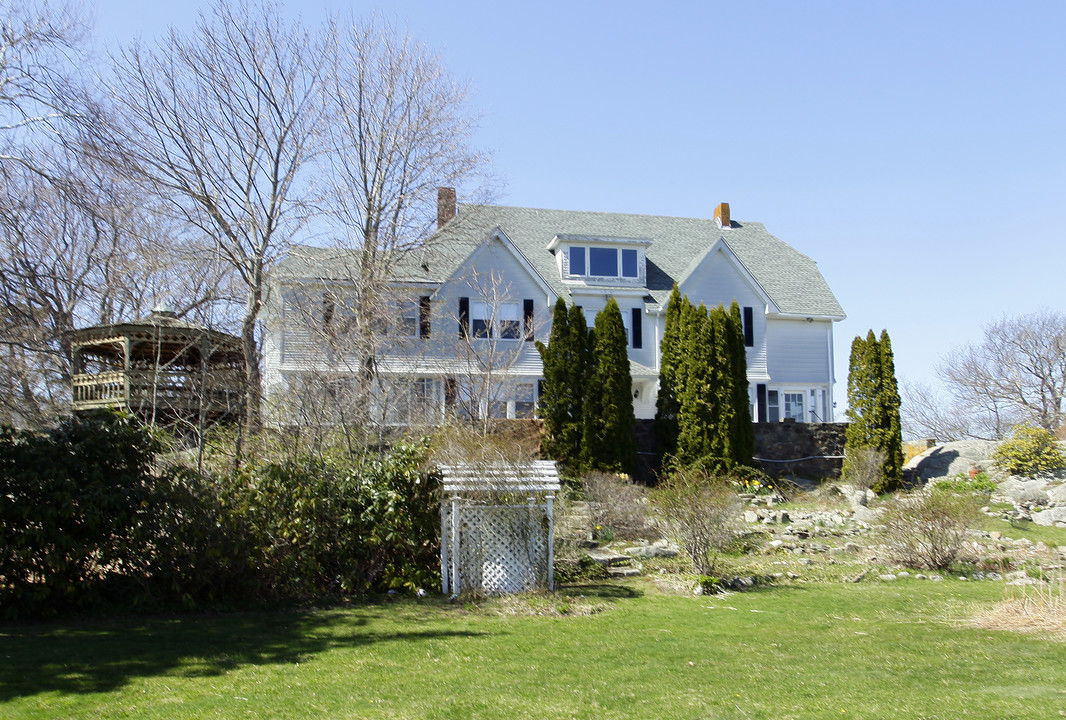 55 Grapevine Rd in Gloucester, MA - Building Photo