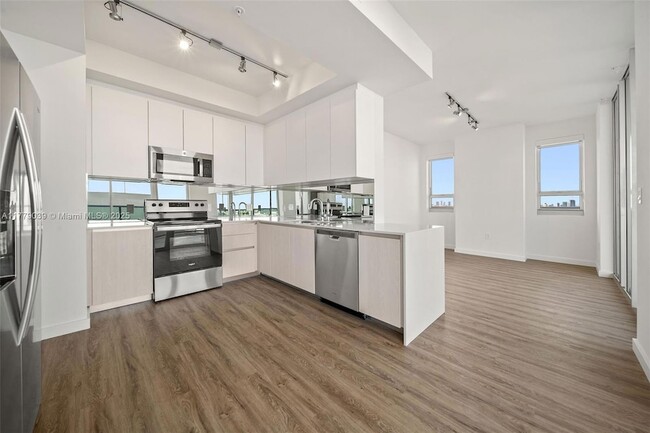 1500 Bay Rd in Miami Beach, FL - Building Photo - Building Photo