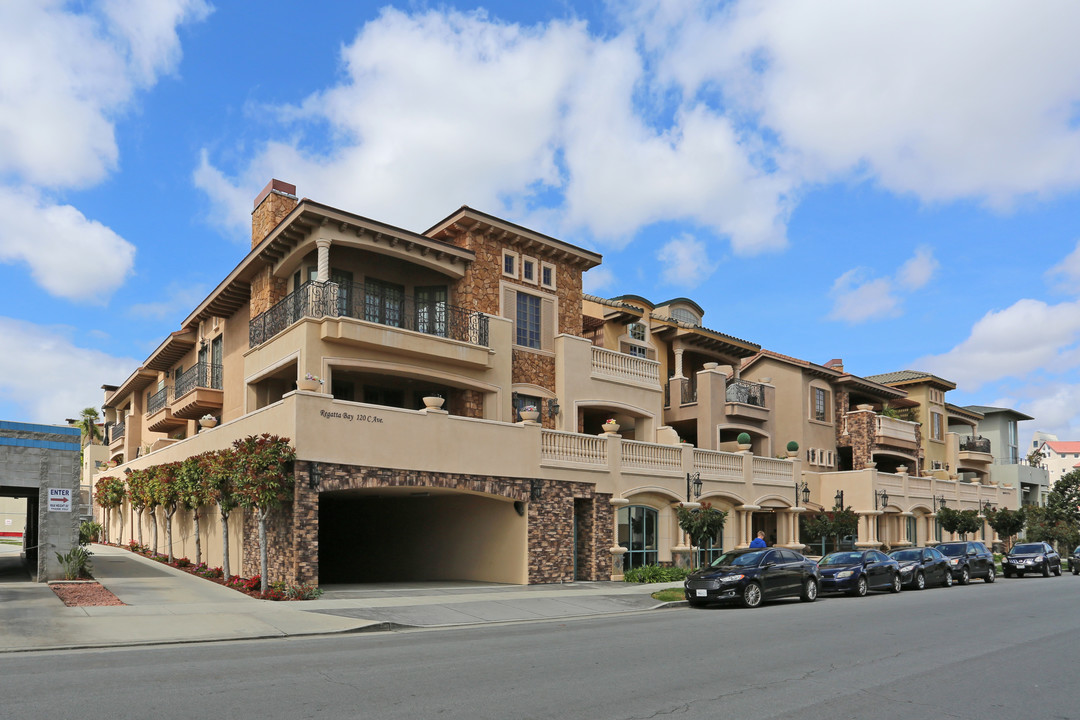 Regatta Bay in Coronado, CA - Foto de edificio