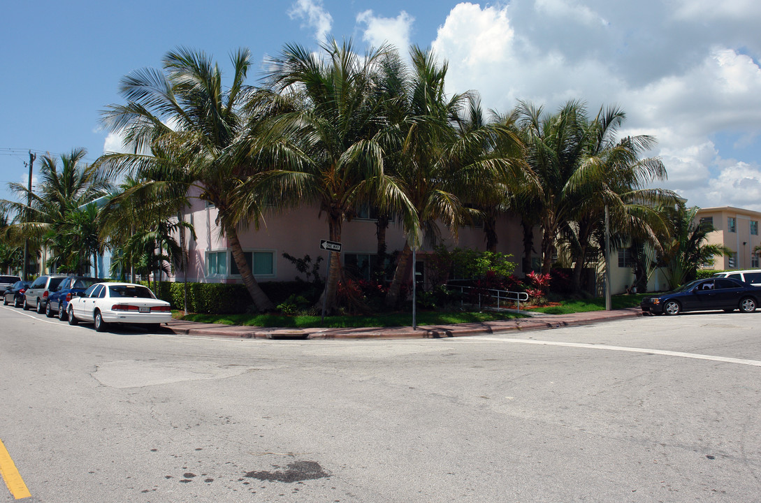 8216 Crespi Blvd in Miami Beach, FL - Building Photo