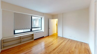 240 E 47th St in New York, NY - Building Photo - Building Photo