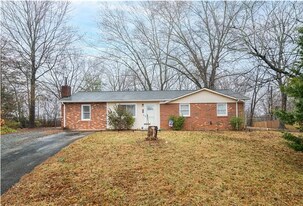 114 Ravenwood Ct in King, NC - Building Photo