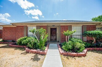 13211 Rosstown Dr in Sugar Land, TX - Building Photo - Building Photo