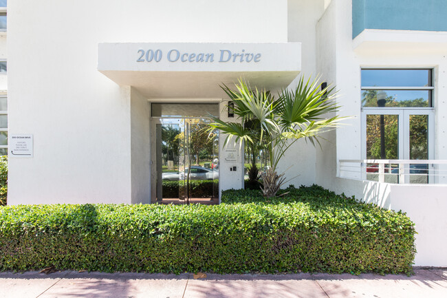 200 Ocean Dr in Miami Beach, FL - Building Photo - Building Photo