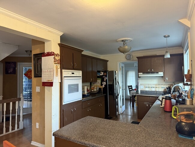 5715 Royal Oak Ave in Burnaby, BC - Building Photo - Building Photo