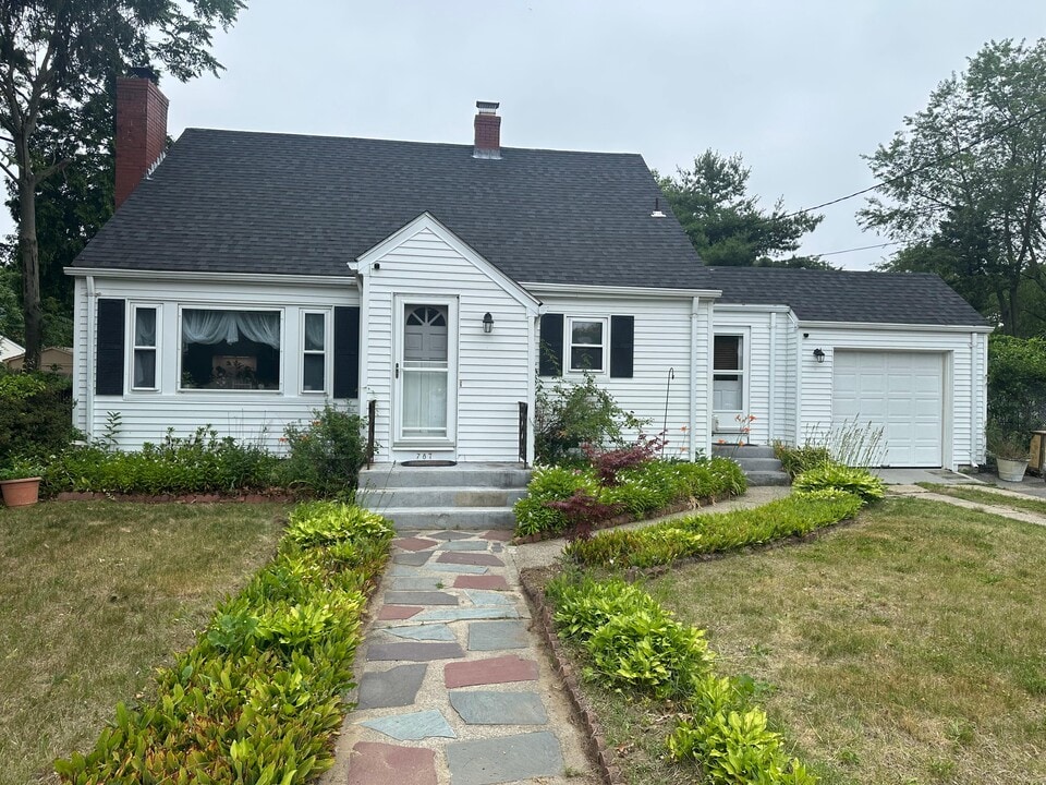 787 Sandy Ln in Warwick, RI - Foto de edificio