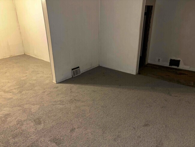 13717 Caine Ave-Unit -Lower level in Cleveland, OH - Foto de edificio - Building Photo