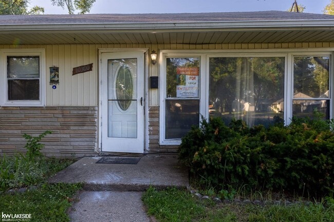 10300 Saratoga St in Oak Park, MI - Building Photo - Building Photo