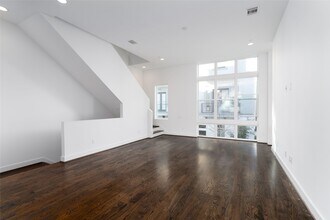 5857 E Post Oak Ln in Houston, TX - Building Photo - Building Photo