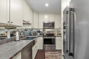 114 Wellington Pl in Matawan, NJ - Building Photo