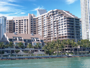 540 Brickell Key, Unit 613 in Miami, FL - Foto de edificio - Building Photo