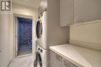 23 Cresthaven Dr in Toronto, ON - Building Photo - Building Photo