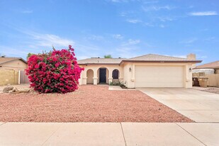 7309 W Canterbury Dr in Peoria, AZ - Building Photo