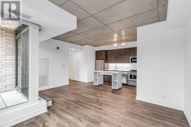 115-115 Larchmount Ave in Toronto, ON - Building Photo - Building Photo
