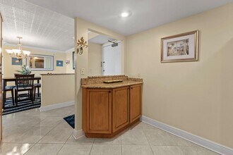 1 Key Capri in St Pete Beach, FL - Building Photo - Building Photo