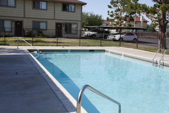 Park Circle Apartments in Lancaster, CA - Foto de edificio - Building Photo