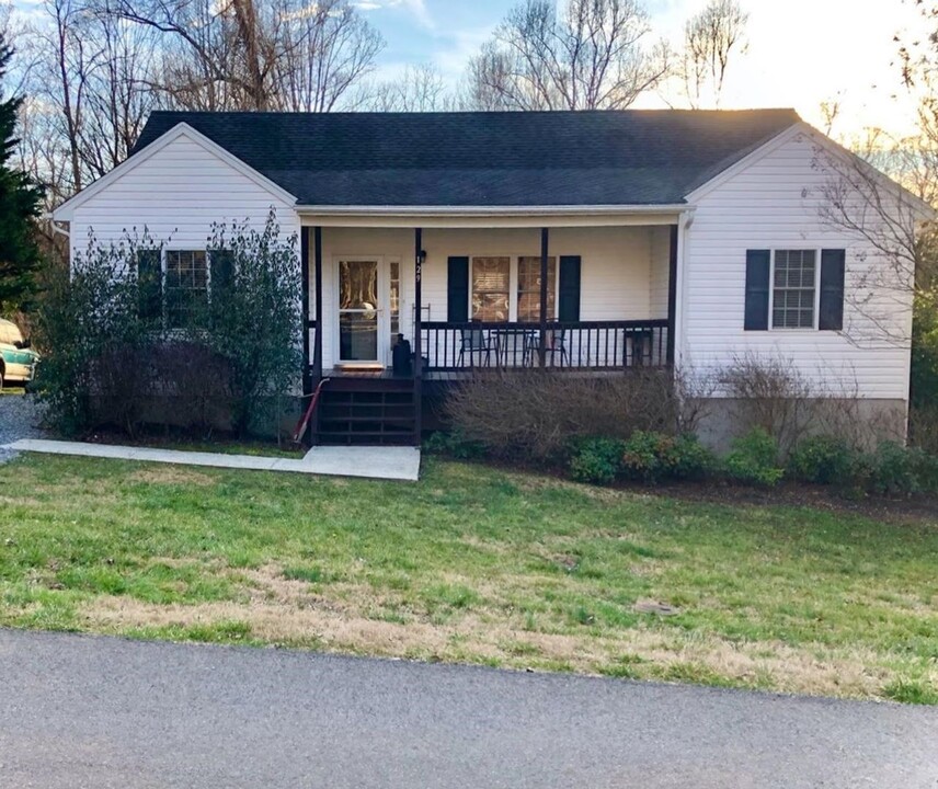 129 Richeson Dr in Lynchburg, VA - Building Photo