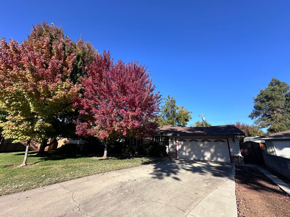 4841 Zube Ct in Carmichael, CA - Foto de edificio