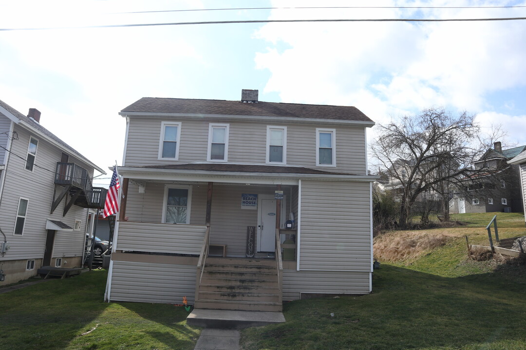 825 6th St in California, PA - Building Photo