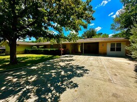 129 Paradise Ave in Kerrville, TX - Building Photo