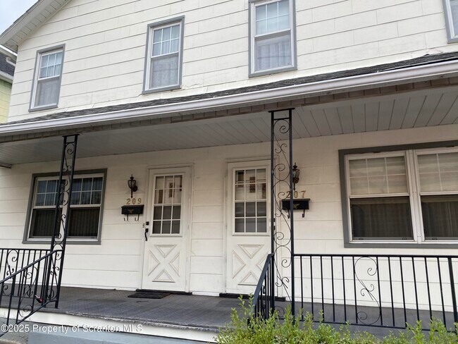 209 W Grace St in Old Forge, PA - Foto de edificio - Building Photo