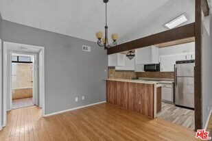 18433 Hatteras St in Los Angeles, CA - Building Photo