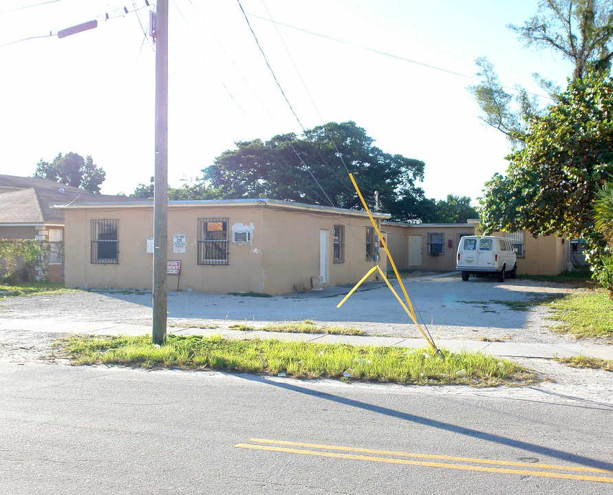 924 NW 70th St in Miami, FL - Building Photo