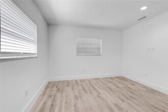 2512 NE 182nd Terrace in North Miami Beach, FL - Building Photo - Building Photo