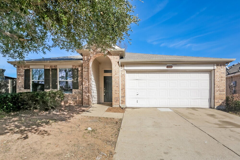 322 Oakhurst Dr in Seagoville, TX - Building Photo