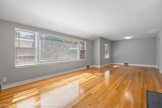 329 E 8th Ave in Naperville, IL - Building Photo - Building Photo