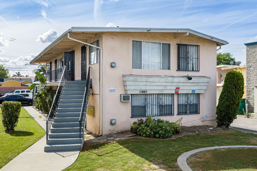 11440 Old River School Rd in Downey, CA - Building Photo