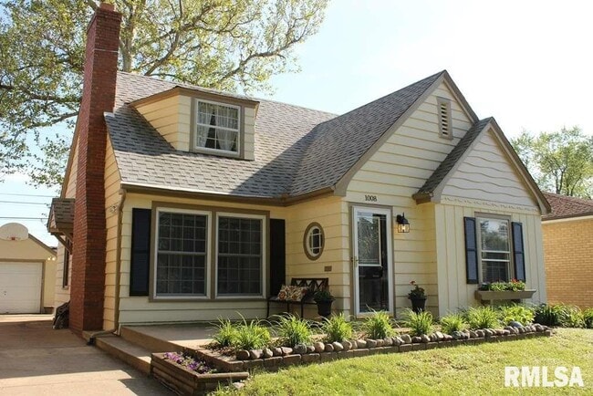 property at 1008 E Fairoaks Ave