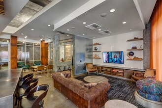 Form 15 in San Diego, CA - Foto de edificio - Building Photo