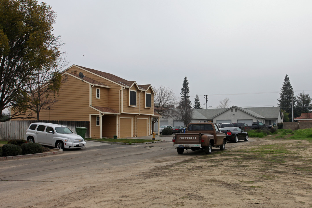 200 W Hawkeye Ave in Turlock, CA - Foto de edificio