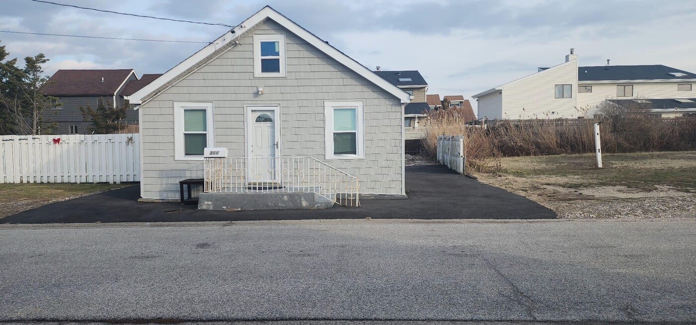 866 S Bay St in Lindenhurst, NY - Building Photo